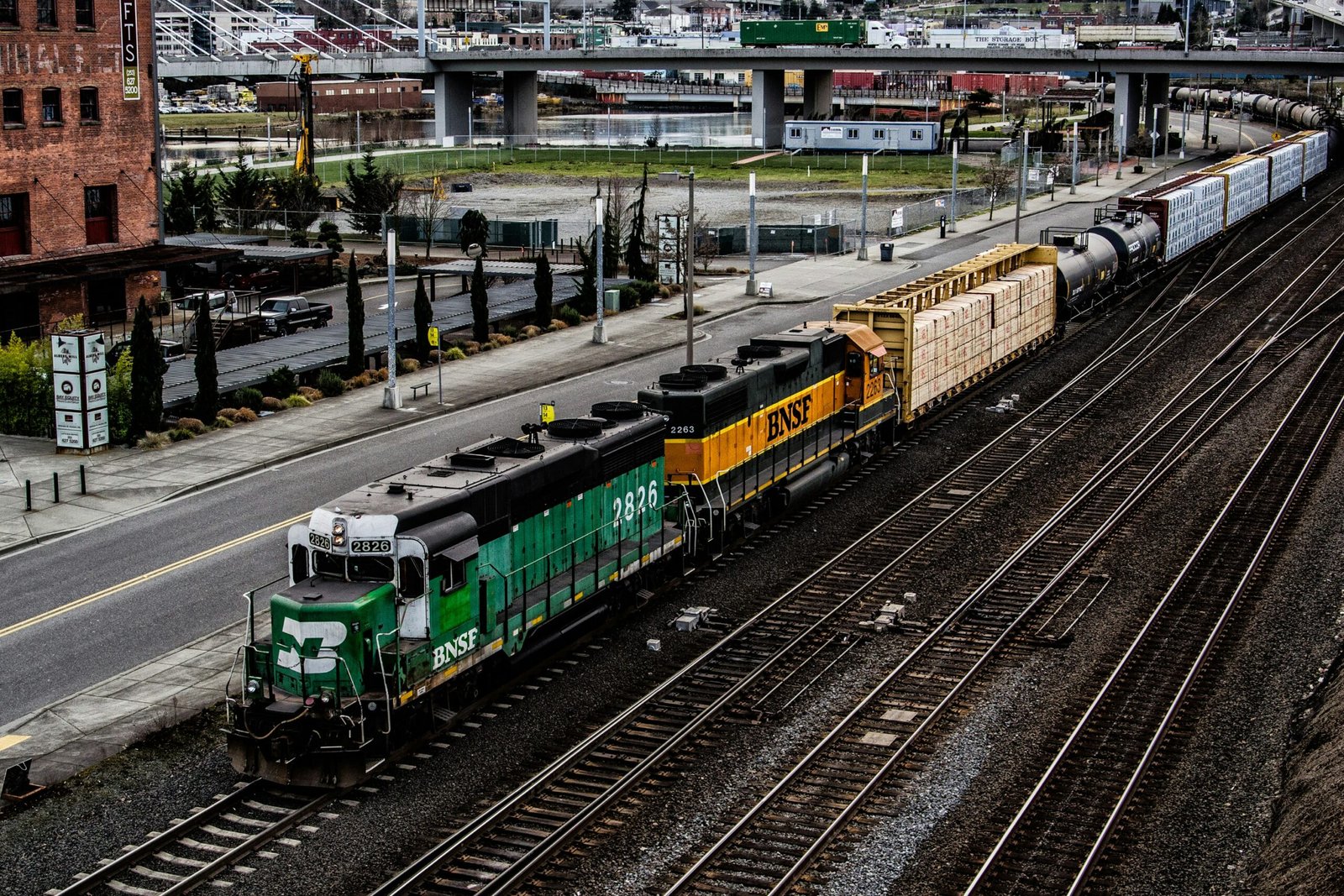 single locomotive on tract at daytime